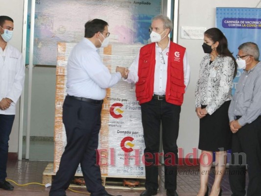También España entregó una donación de 100 mil dosis de AstraZeneca. Foto: Efraín Salgado/El Heraldo