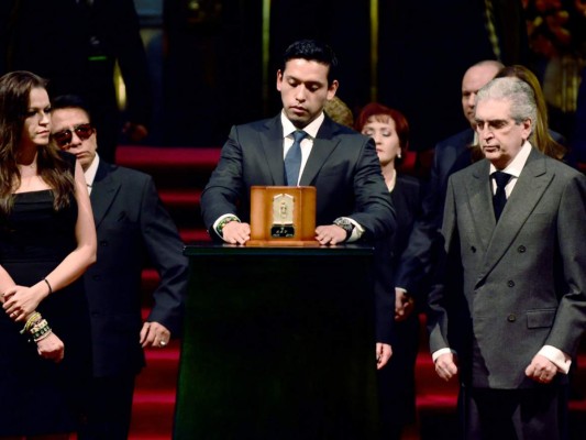 Adelanto: Hijo mayor de Juan Gabriel destrozado por la muerte de su padre