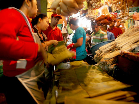 Afanados capitalinos invaden comercios