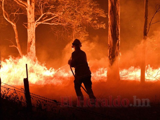 FOTOS: Personas bloqueadas en playas de Australia por incendios; van ocho muertos  