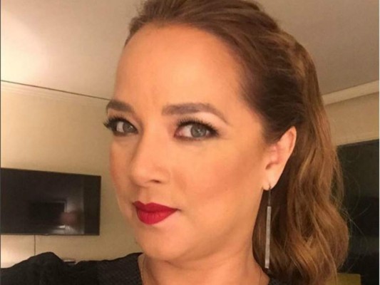 Adamari López reacciona a críticas por su foto en traje de baño