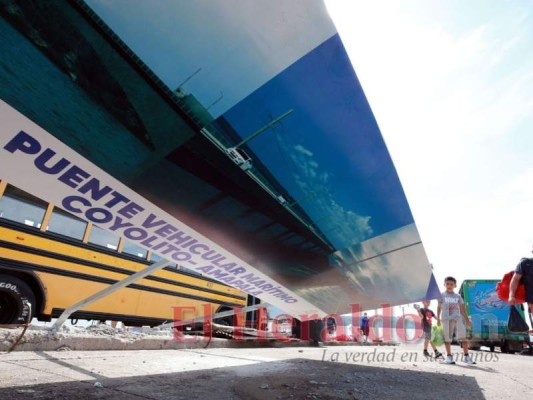 El rótulo que anuncia la construcción del puente solo duró unas horas, el viento lo botó. Foto: David Romero/El Heraldo