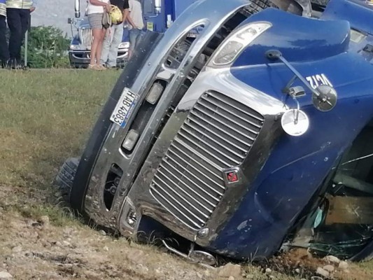 Un herido y el robo de producto: El accidente de rastra cargada de bebidas alcohólicas en la CA-5