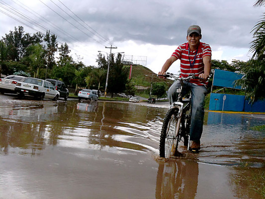 Al menos 65 casas inundadas por lluvias en la capital de Honduras