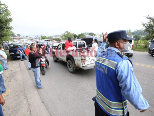 Breve toma de buses 'brujos' provocó caos en la salida al sur de la capital (FOTOS)