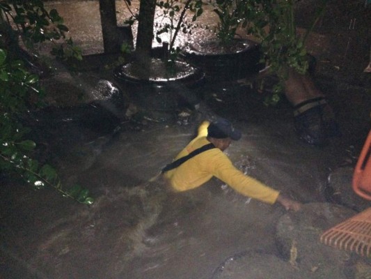 Menor es arrastrado por la corriente tras caer en alcantarilla en Tela&nbsp;&nbsp;