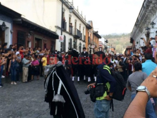 Guatemaltecos dan su adiós póstumo al expresidente Alvaro Arzú