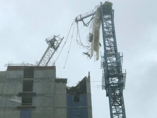 Se derrumba grúa en el centro de Miami debido a vientos de huracán Irma