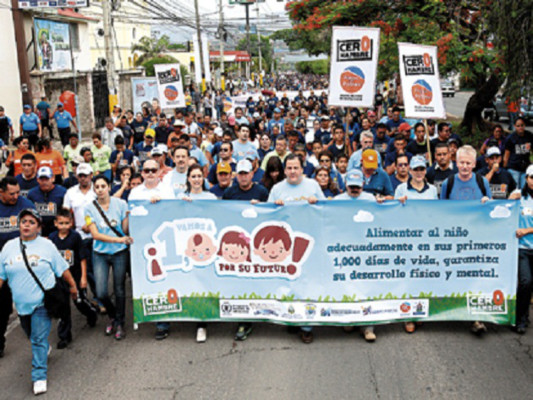 Ocho años de caminatas han reducido la deserción escolar