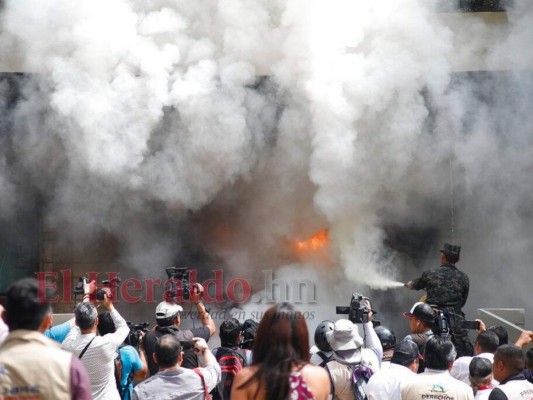 FOTOS: El momento del incendio en la Embajada de Estados Unidos en Honduras