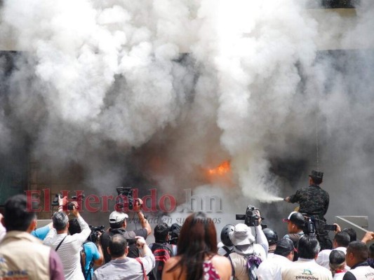 FOTOS: El momento del incendio en la Embajada de Estados Unidos en Honduras