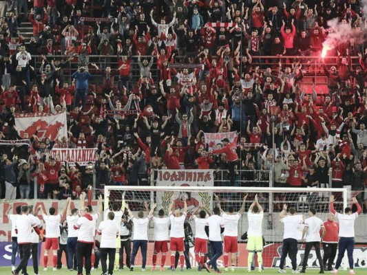 Federación griega sanciona al Olympiakos con multa y cierre de estadio por incidentes violentos