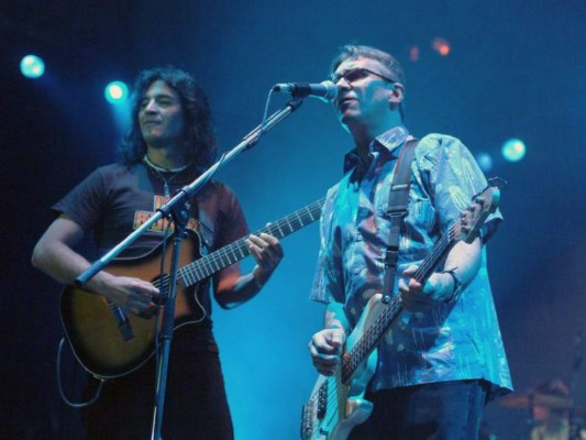 Marciano Cantero y el guitarrista Felipe Staiti, miembros fundadores de la banda argentina. Foto AFP