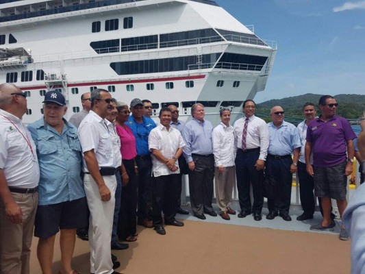 Cayman Airways interesada en volar a Roatán