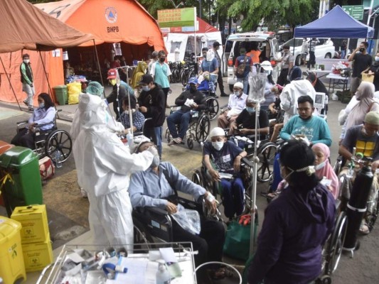 Récord de más de 21,000 contagios diarios de coronavirus en Indonesia