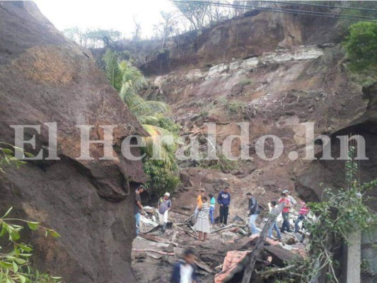 Fuera de peligro sobrevivientes de derrumbe en El Victoriano, El Paraíso