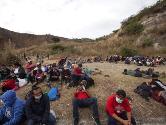 Cansados, sitiados y con hambre, la desesperación en el rostro de migrantes que piden les dejen continuar travesía (FOTOS)