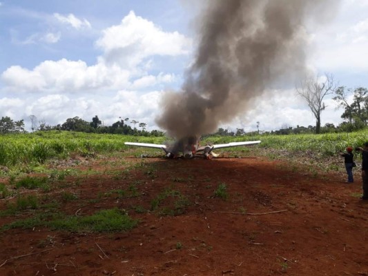Fuerza Aérea Hondureña quema avioneta encontrada en pista clandestina en Gracias a Dios