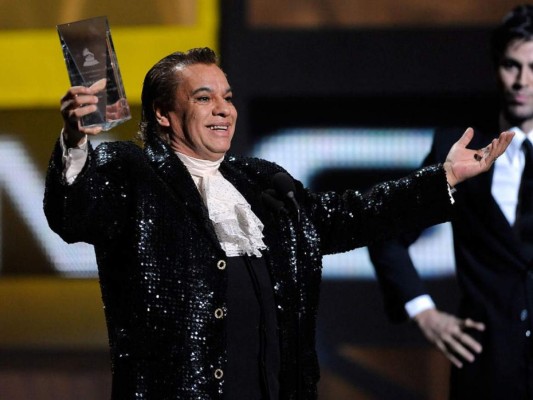 Juan Gabriel festejó con paella y rosca su cumpleaños 70, según exmánager