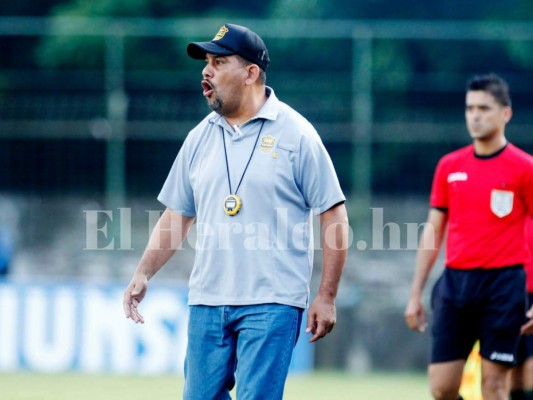 Técnico del Real España, Erick Gallegos, reacciona tras su derrota ante el Marathón
