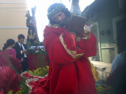 Fe y devoción de hondureños en solemne procesión del Vía Crucis