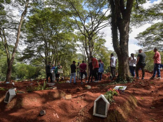 Horror y drama en entierros exprés de muertos por coronavirus en América Latina