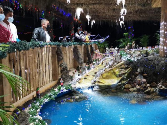 La capital se convierte en una enorme y brillante Villa Navideña