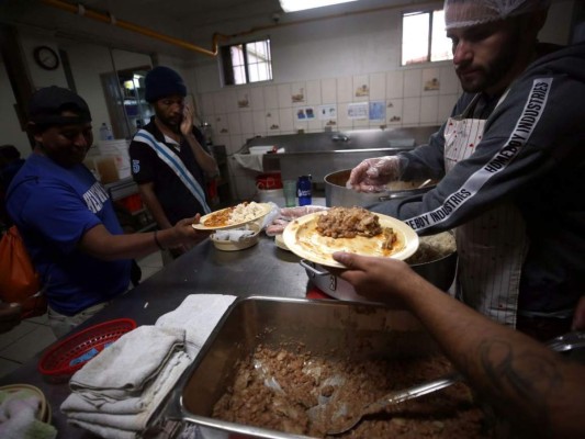 FOTOS: Hacinamiento, hambre e indiferencia sufren los migrantes hondureños en Tijuana