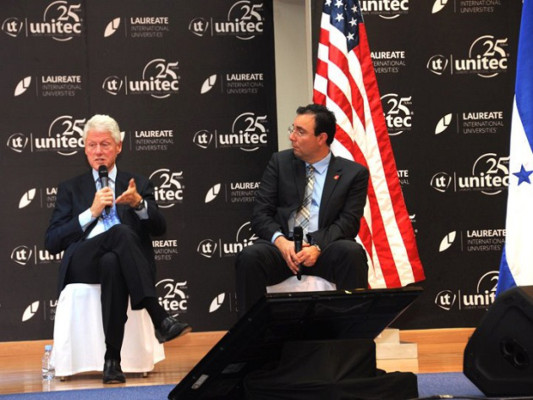 Bill Clinton exhorta a políticos a atender problemas de nación