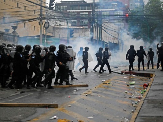 Vehículos quemados y más de diez policías heridos: Lo que dejó la irrupción en Guatemala