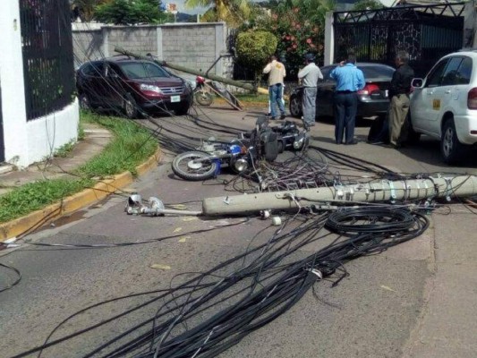 Camión deja caer cuatro postes en la colonia Las Minitas de la capital de Honduras