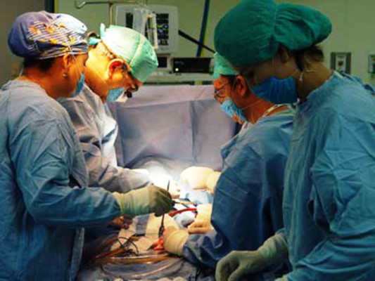 Realizan primer implante de corazón artificial