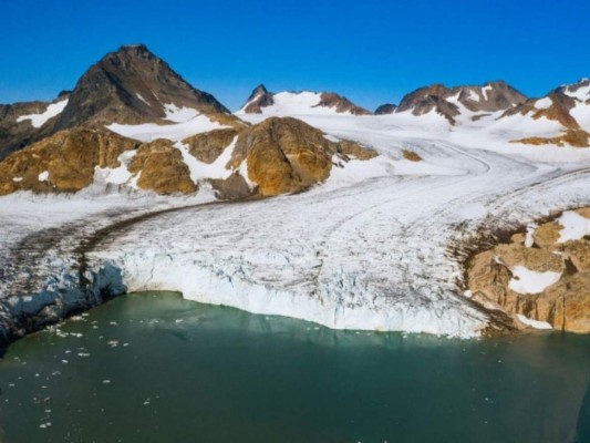 Groenlandia, una isla de dos millones de kilómetros cuadrados rodeada en tres cuartas partes por las aguas del océano Ártico, está cubierta de hielo en un 85%. Foto: AFP.