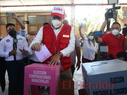 Con fuerte mensaje contra corruptos y señalados en narcotráfico Luis Zelaya acudió a las urnas (FOTOS)