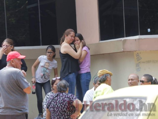 Entre llanto y dolor, familiares del maestro asesinado por su hijastro esperaban sus restos