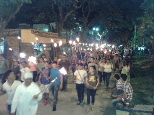 Honduras: Hasta con antorchas protestan contra el 70% en la UNAH