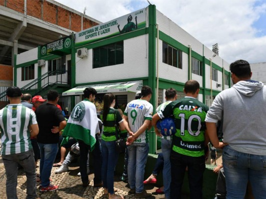 Luto, dolor y llanto en el estadio del Chapecoense en Brasil
