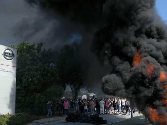 Enfado e impotencia: Trabajadores protestan por cierre de planta Nissan en España (FOTOS)