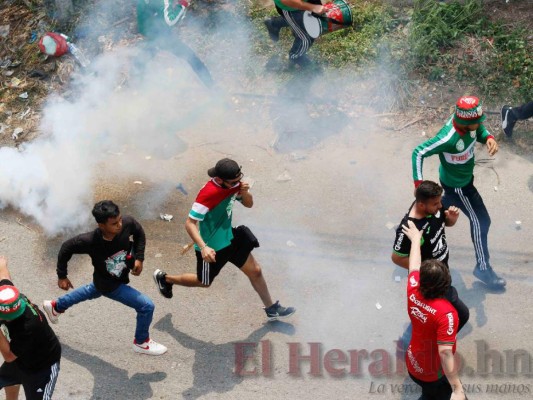 FOTOS: Aficionados y policías se enfrentan afuera del Yankel Rosenthal antes del partido Marathón vs. Motagua