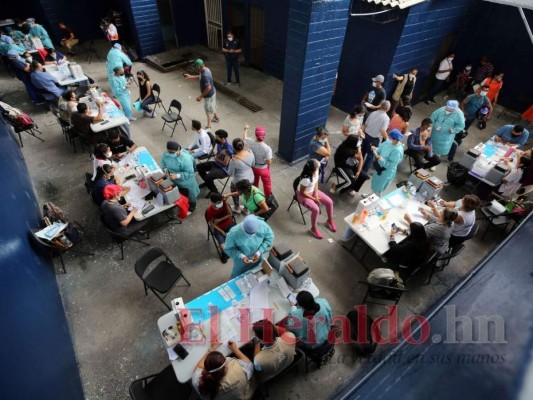 Menos del 50% de la meta de vacunación se ha logrado en embarazadas y adolescentes