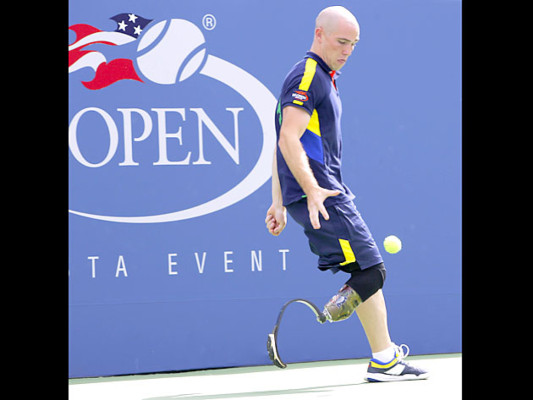 Soldado con prótesis es recogepelotas en US Open