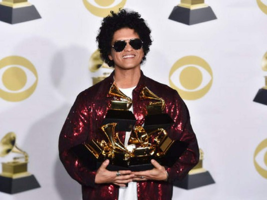 Bruno Mars se roba la fiesta de los raperos en los Grammy