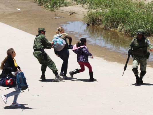 Una niña corre mientras su madre es detenida: las dramáticas imágenes de la captura de migrantes en México