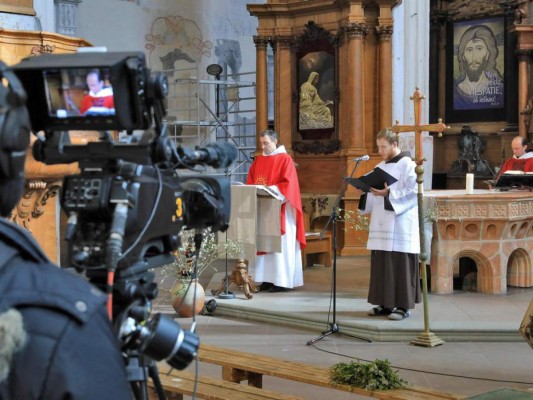Helicópteros y tecnología para llevar Semana Santa a casas en América Latina