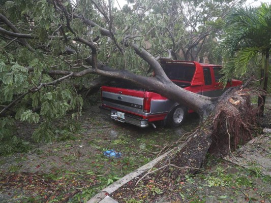 El fortalecido huracán Irma impacta en Cayos de Florida