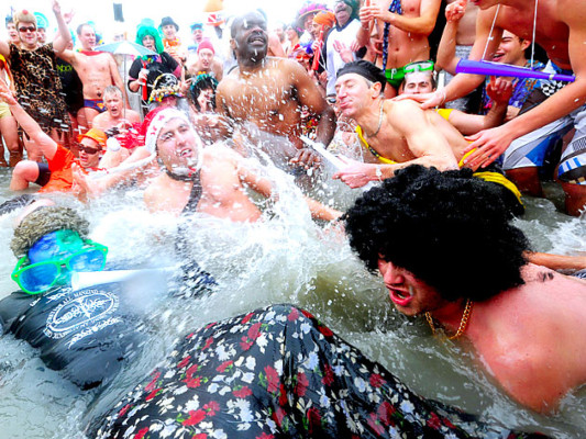 El mundo saluda al 2012 y dice adiós a un difícil año viejo