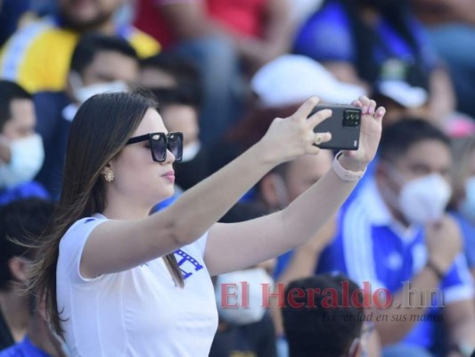 Bellezas hondureñas y salvadoreñas engalanan el estadio Cuscatlán (Fotos)