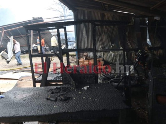 FOTOS: Destrucción en salida al sur tras accidente de rastra con combustible