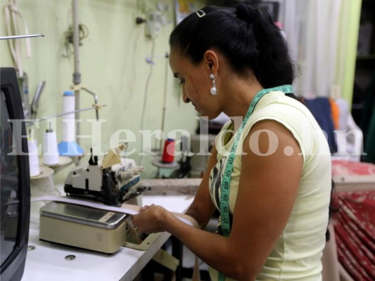 Nora Gálvez, la hondureña que superó las limitantes y confecciona con soltura finas cortinas