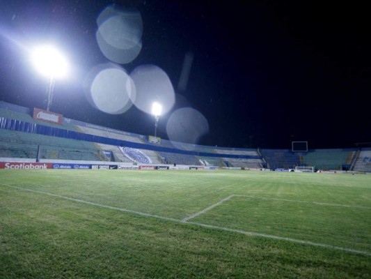 ¡Cerca! El 'Colocho' Martínez la manda al poste